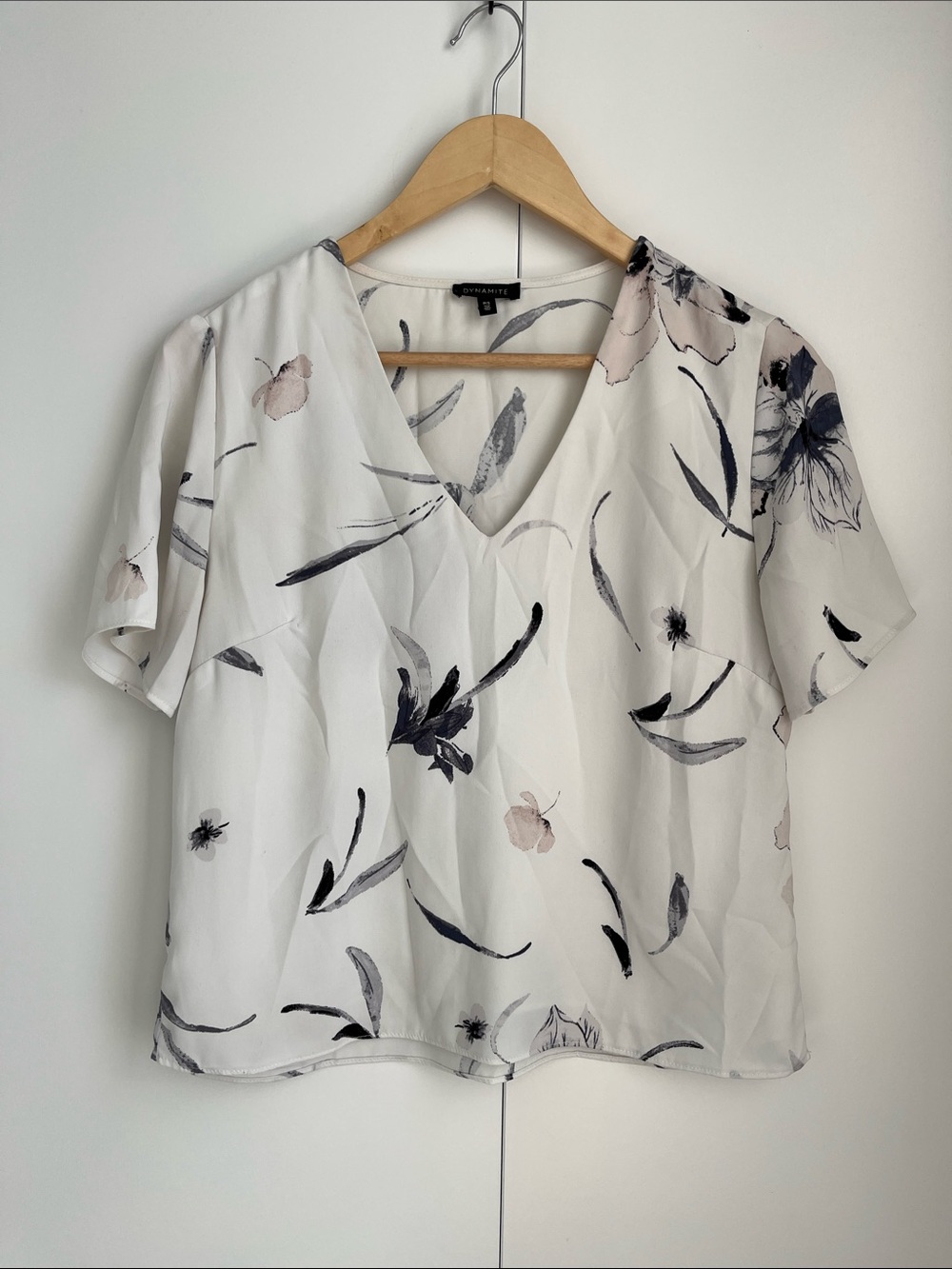 Dynamite White Floral V-Neck Short Sleeve Top